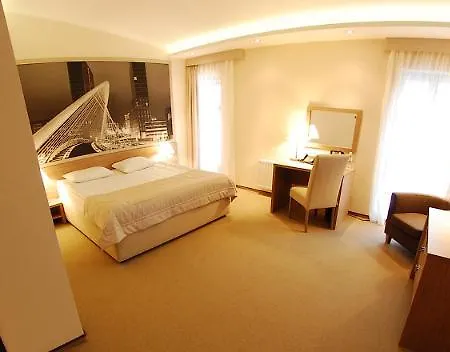 Rius 4*